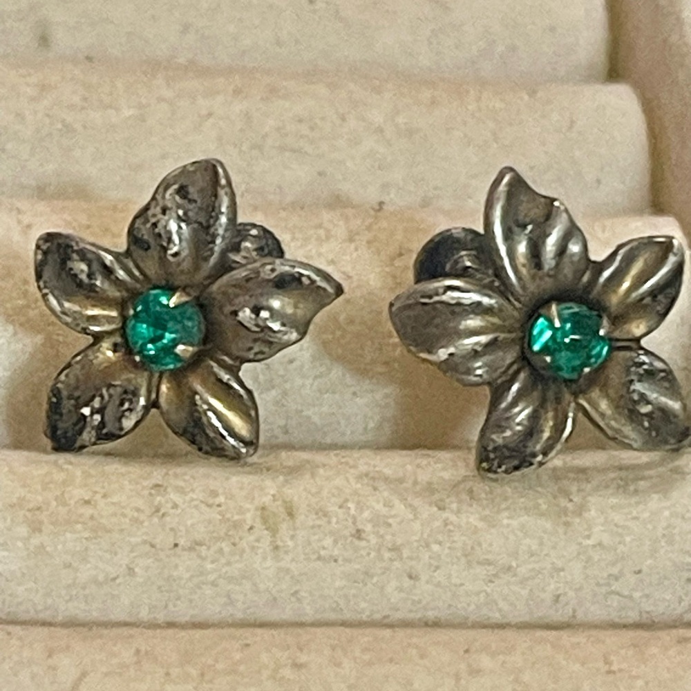 Vintage Sterling Silver emerald green colorstone flower petal screwback earrings